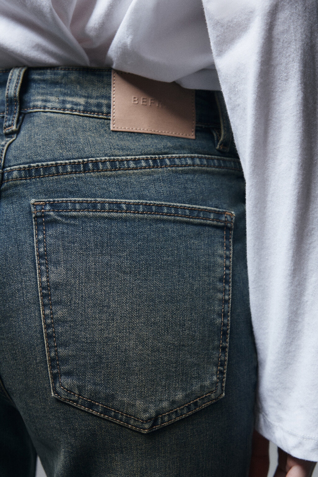 Джинсы клеш с высокой посадкой - цвет темный тинт - 6