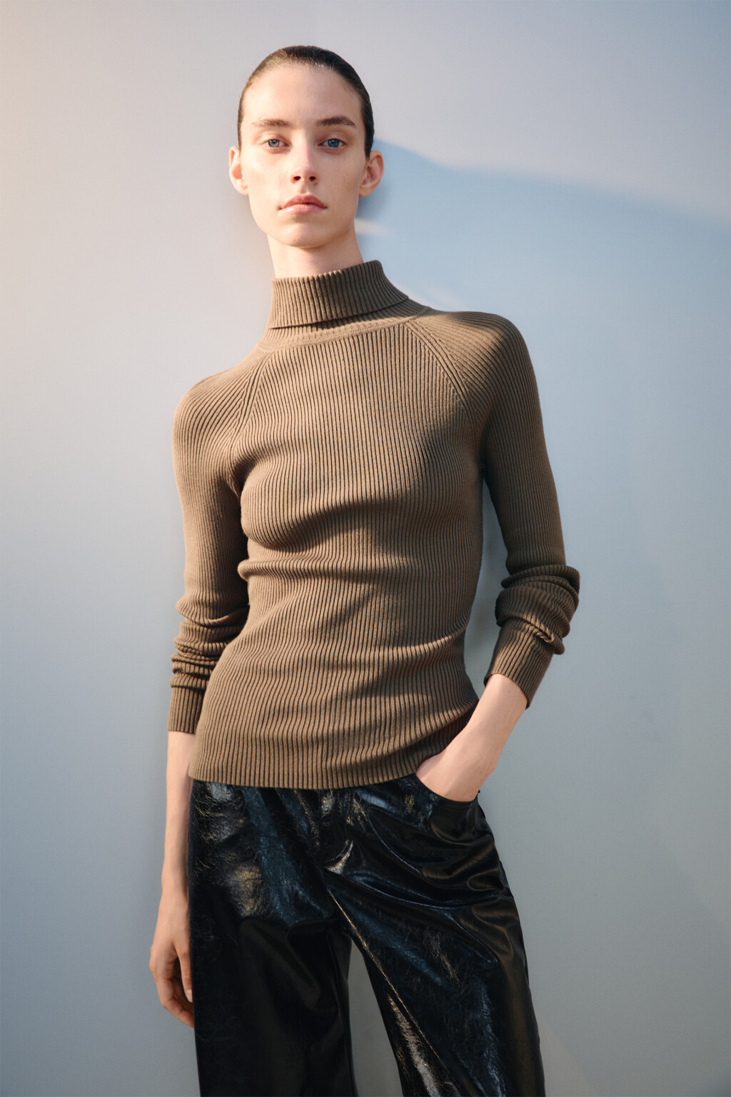 Водолазка вискозная в рубчик - цвет зеленый - 2