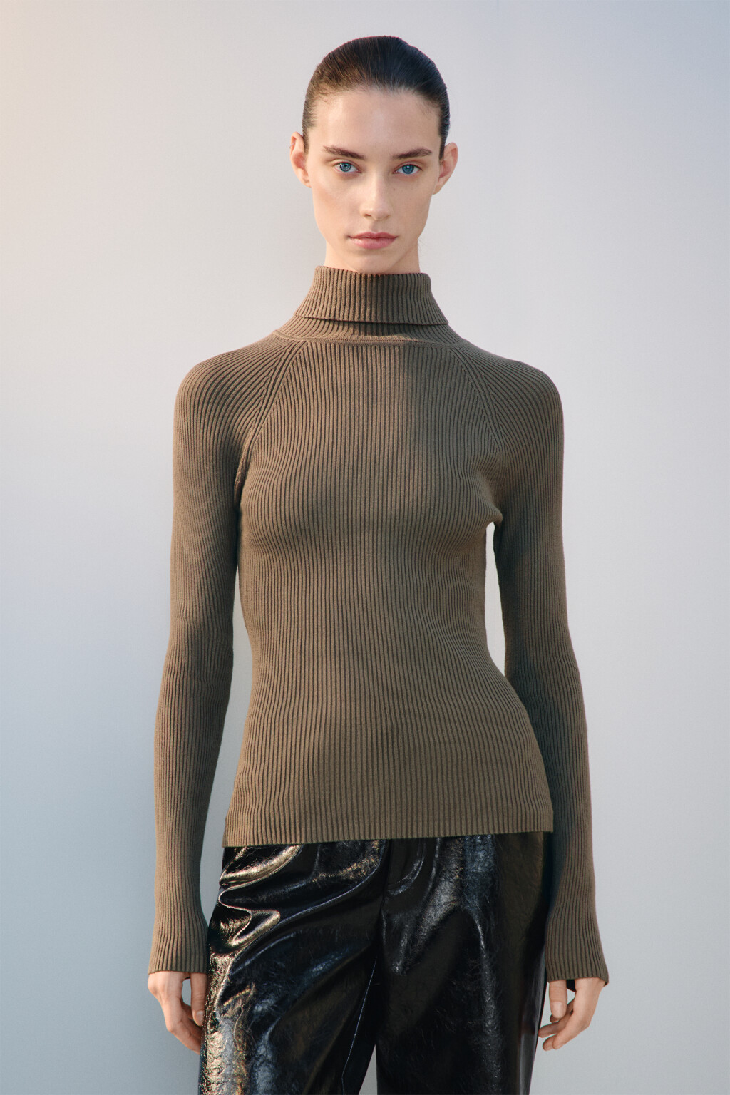 Водолазка вискозная в рубчик - цвет зеленый - 3