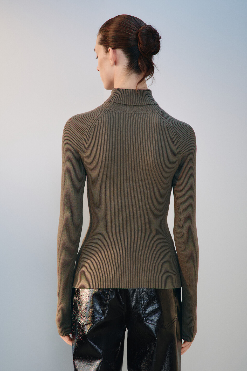 Водолазка вискозная в рубчик - цвет зеленый - 4