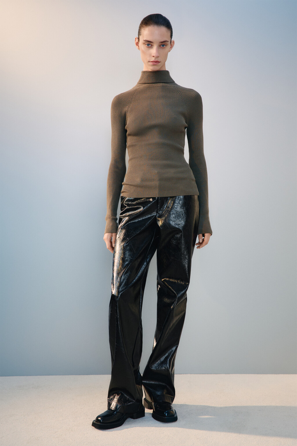 Водолазка вискозная в рубчик - цвет зеленый - 5