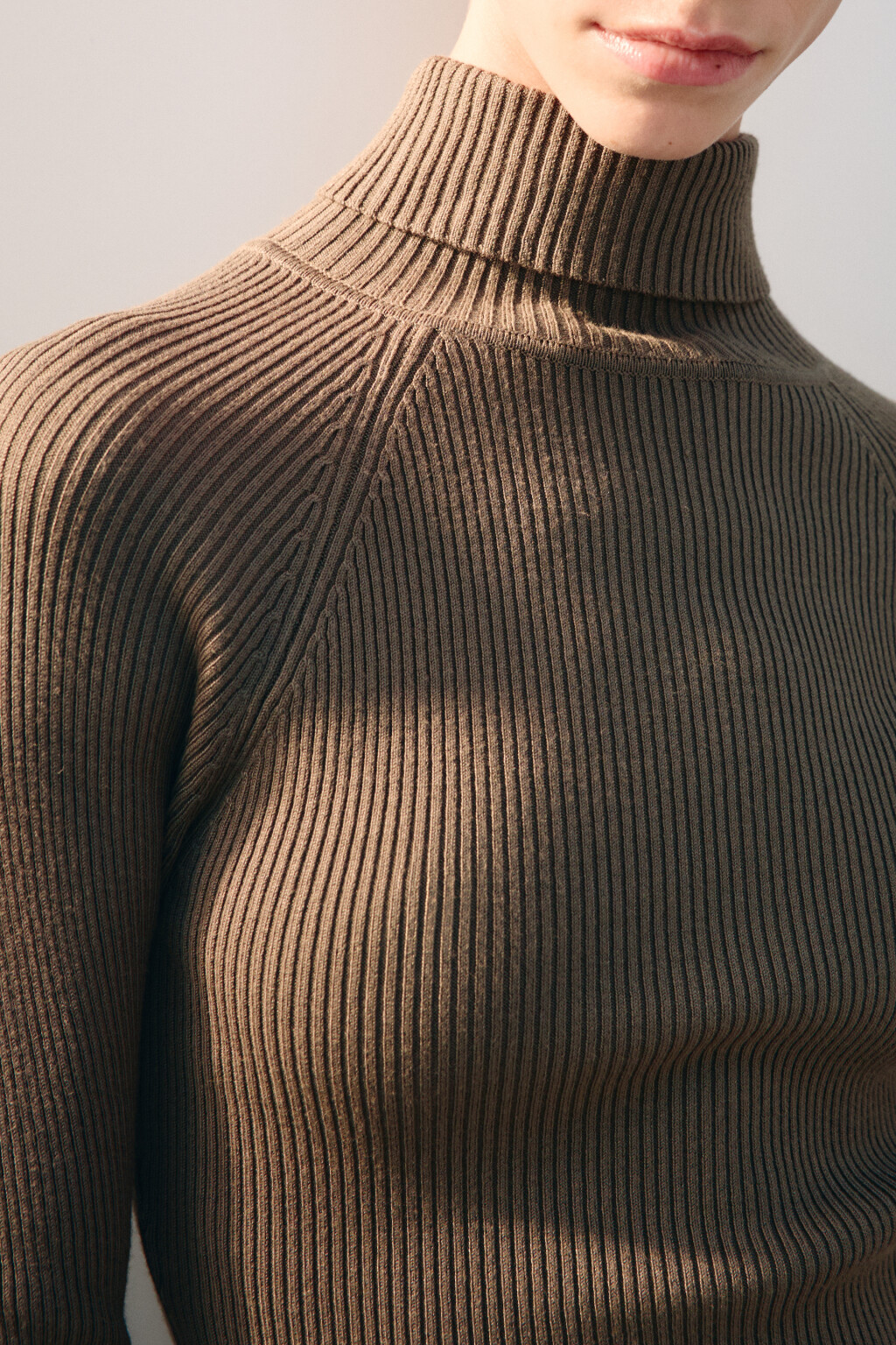 Водолазка вискозная в рубчик - цвет зеленый - 7