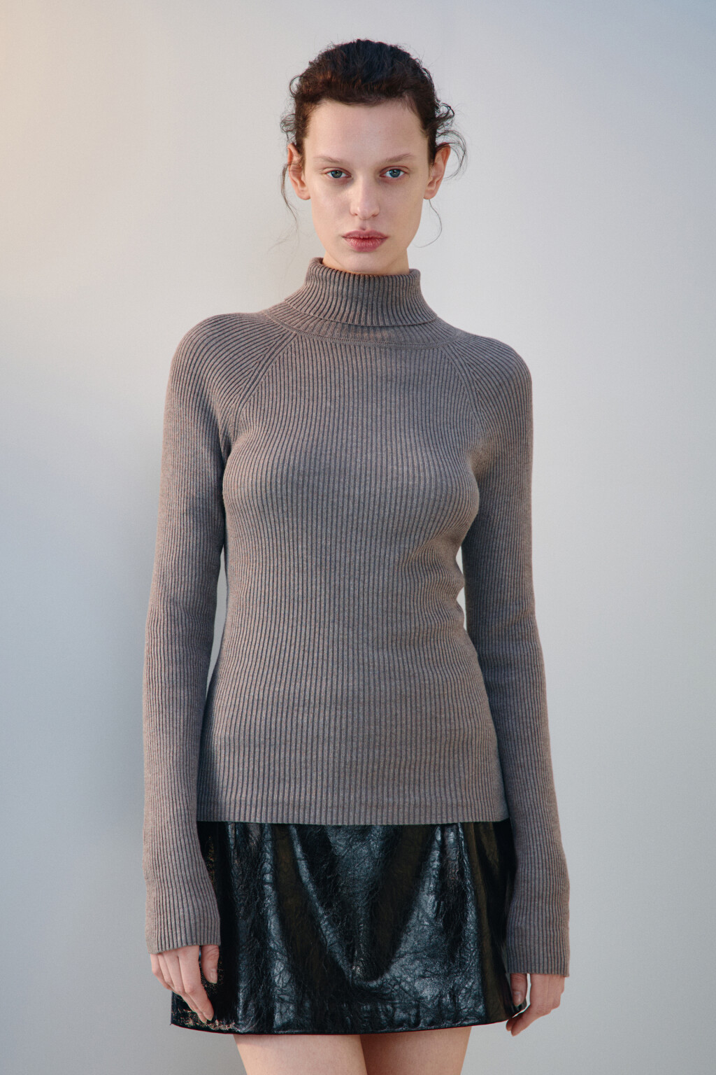 Водолазка вискозная в рубчик - цвет бежевый - 3