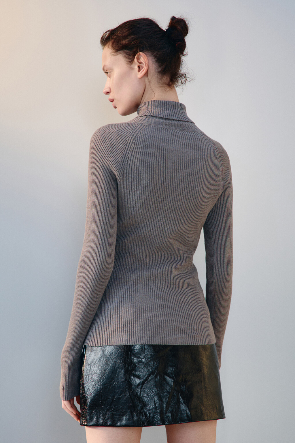 Водолазка вискозная в рубчик - цвет бежевый - 4