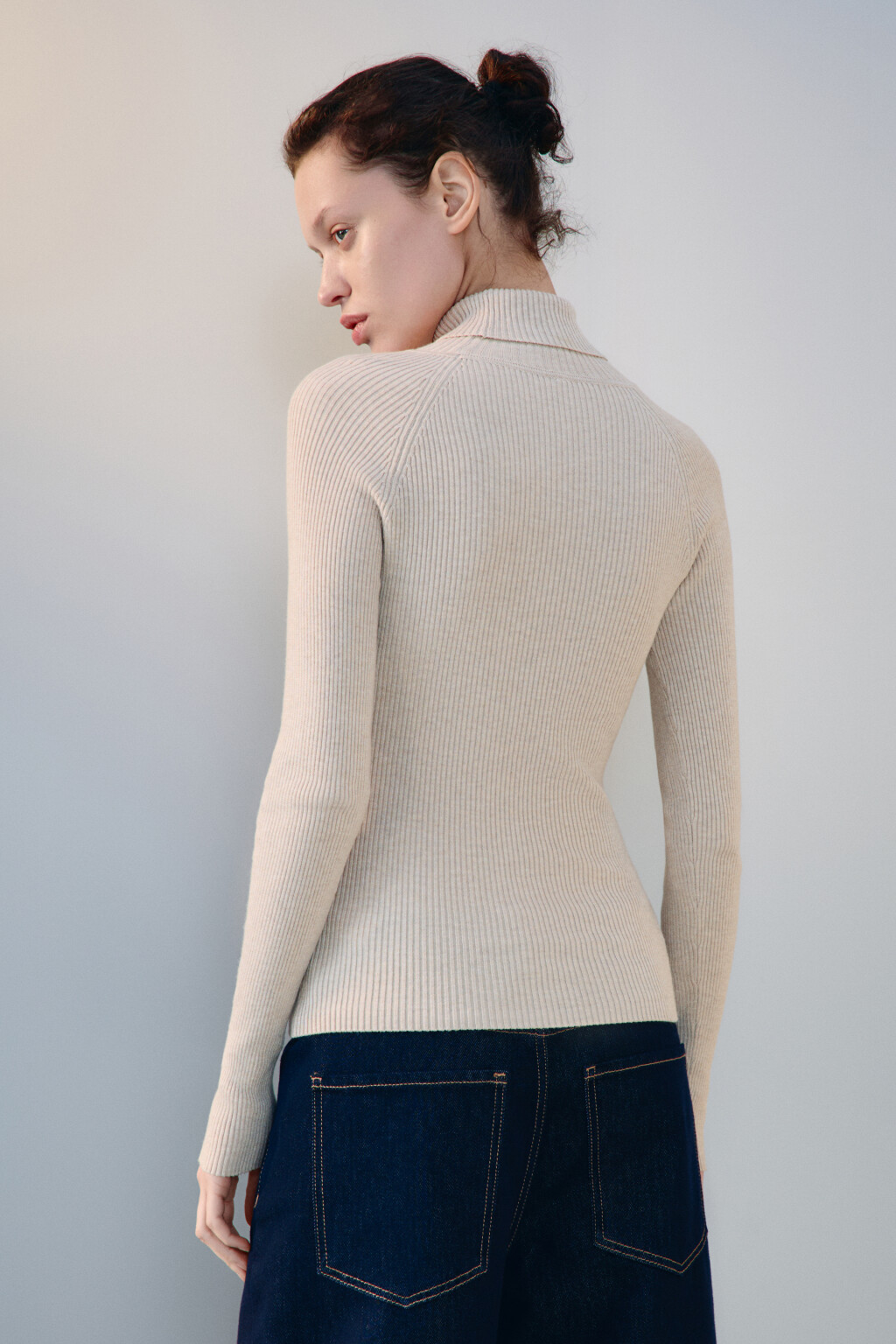 Водолазка вискозная в рубчик - цвет бежевый - 3