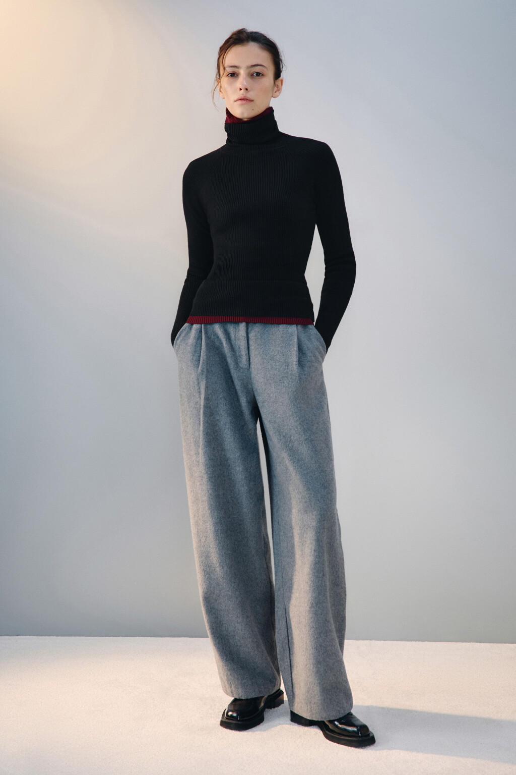 Водолазка вискозная в рубчик - цвет черный - 4