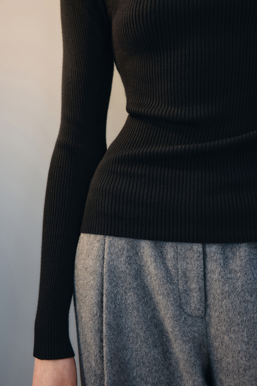 Водолазка вискозная в рубчик - цвет черный - 6