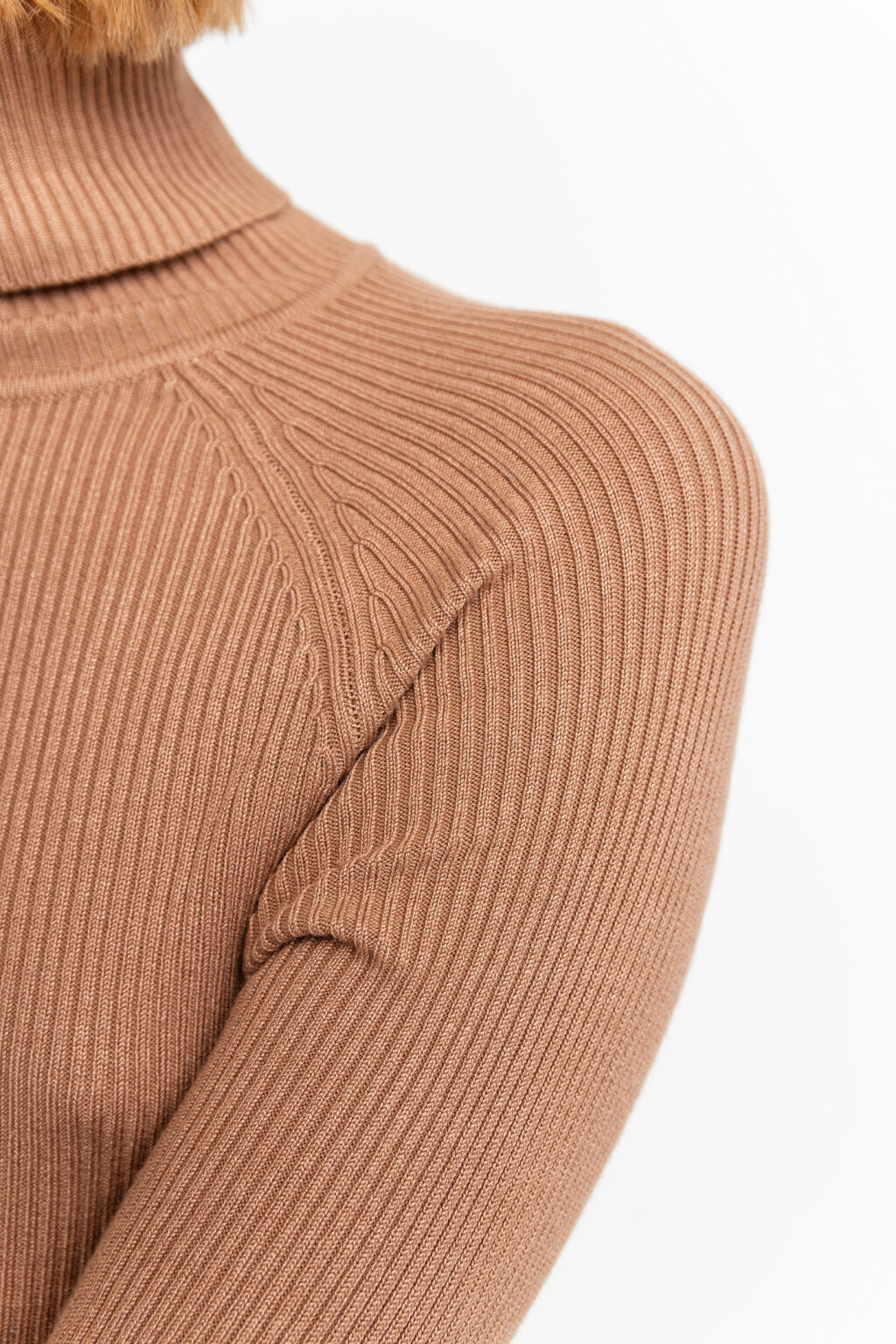 Водолазка трикотажная в рубчик с длинными рукавами - цвет коричневый - 4