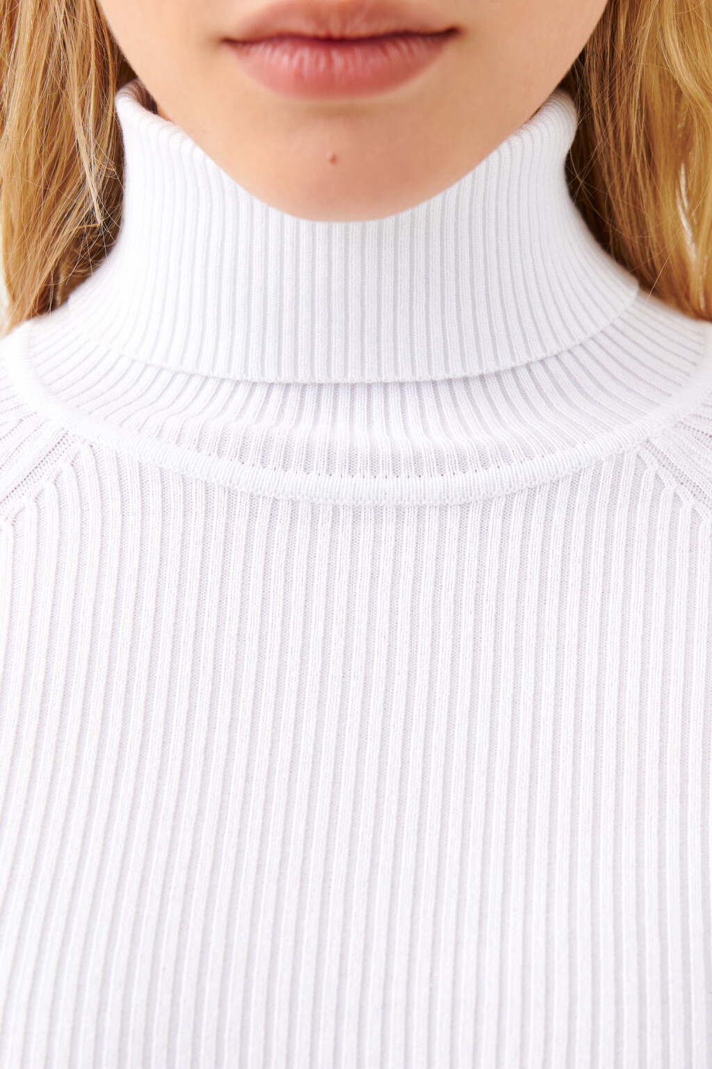 Водолазка вискозная с рукавами реглан - цвет белый - 5