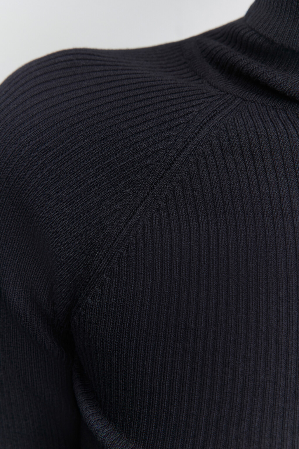 Водолазка GINA вискозная с рукавами реглан - цвет черный - 6