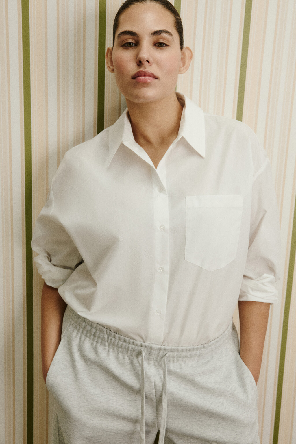 Рубашка oversize с карманом больших размеров - цвет белый - 2
