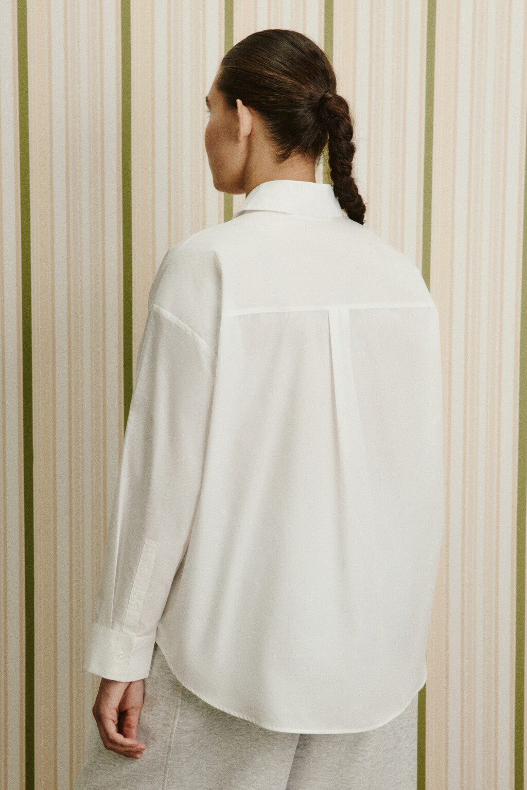 Рубашка oversize с карманом больших размеров - цвет белый - 4