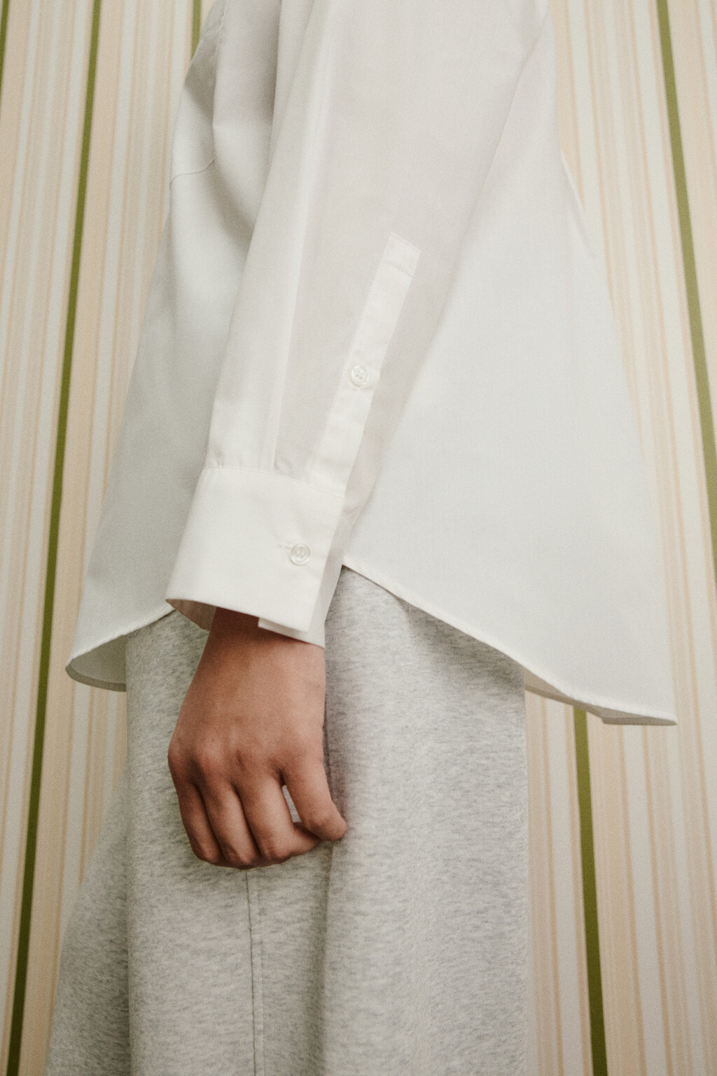 Рубашка oversize с карманом больших размеров - цвет белый - 7