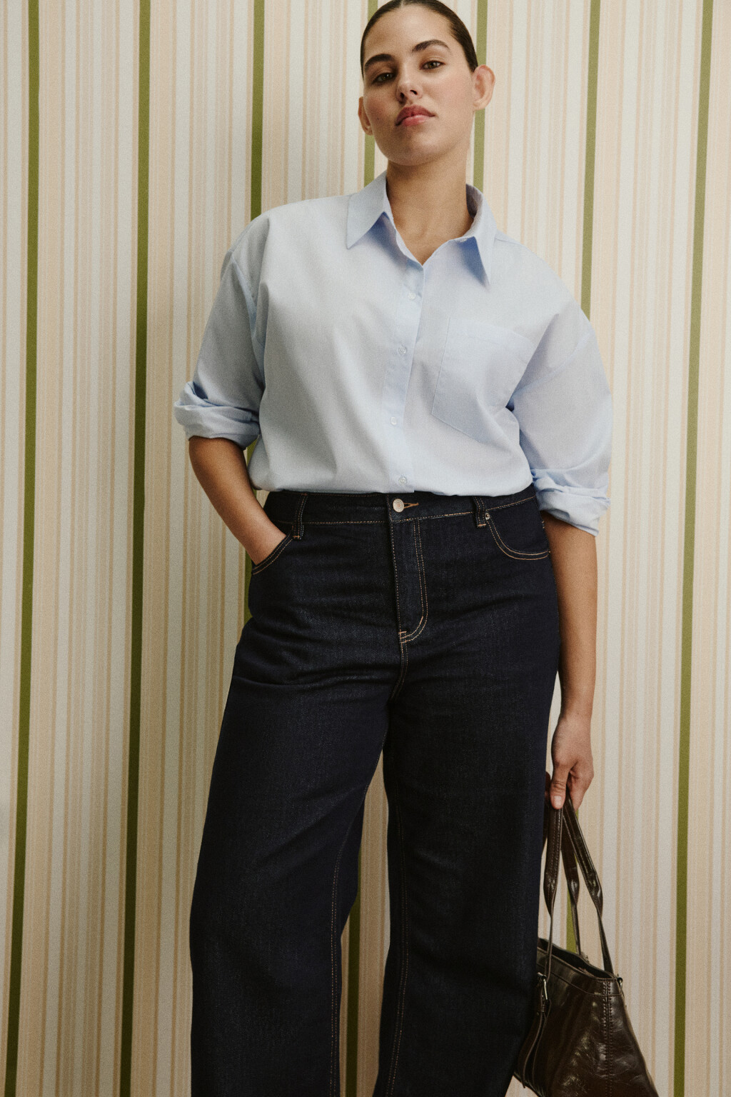 Рубашка oversize с карманом больших размеров - цвет белый - 2