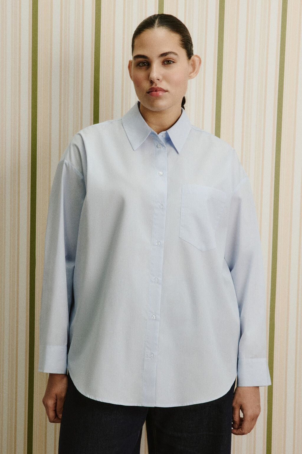 Рубашка oversize с карманом больших размеров - цвет белый - 4