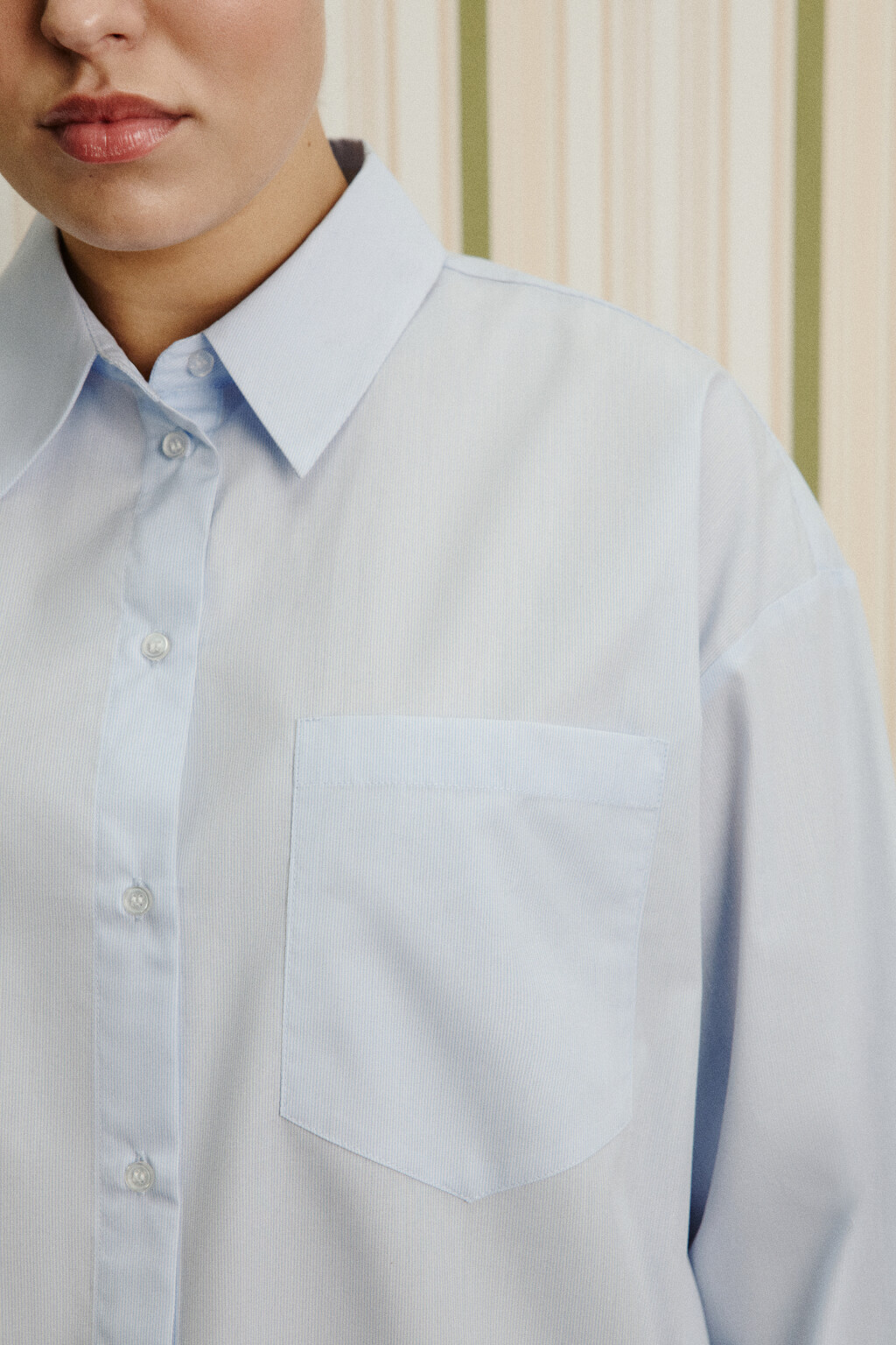Рубашка oversize с карманом больших размеров - цвет белый - 7