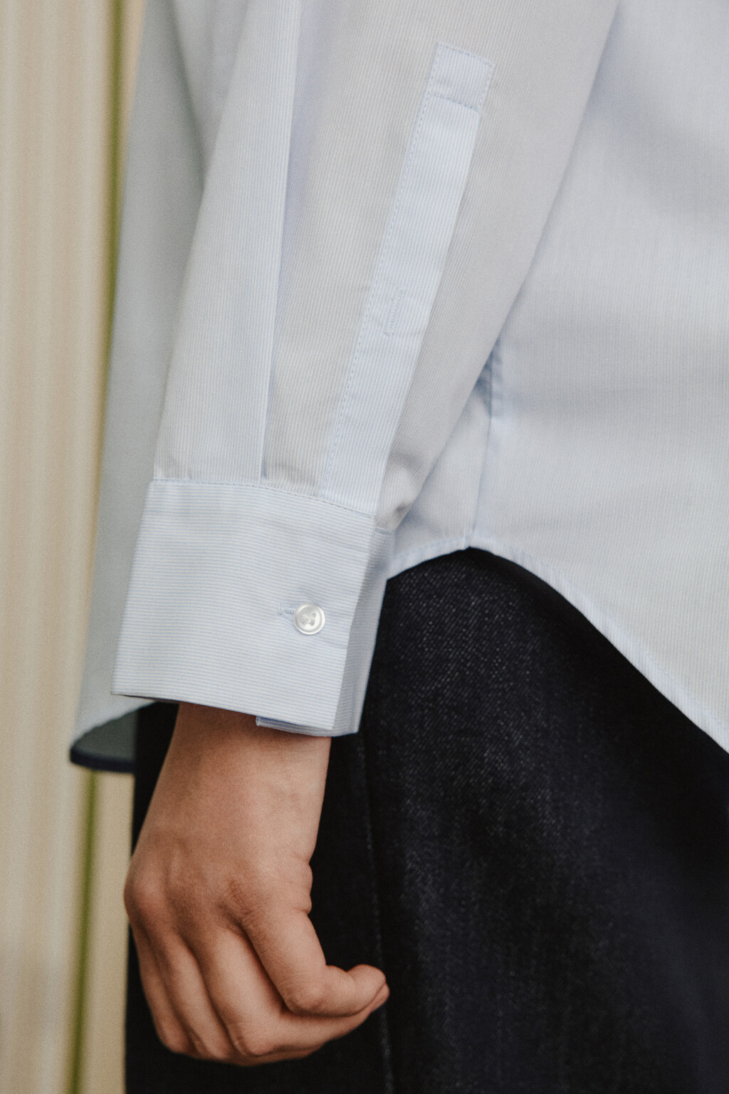 Рубашка oversize с карманом больших размеров - цвет белый - 8