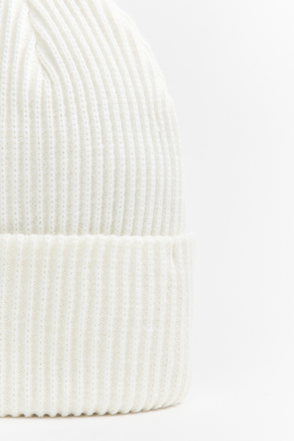 Шапка-бини вязаная в рубчик - цвет молочный - 2