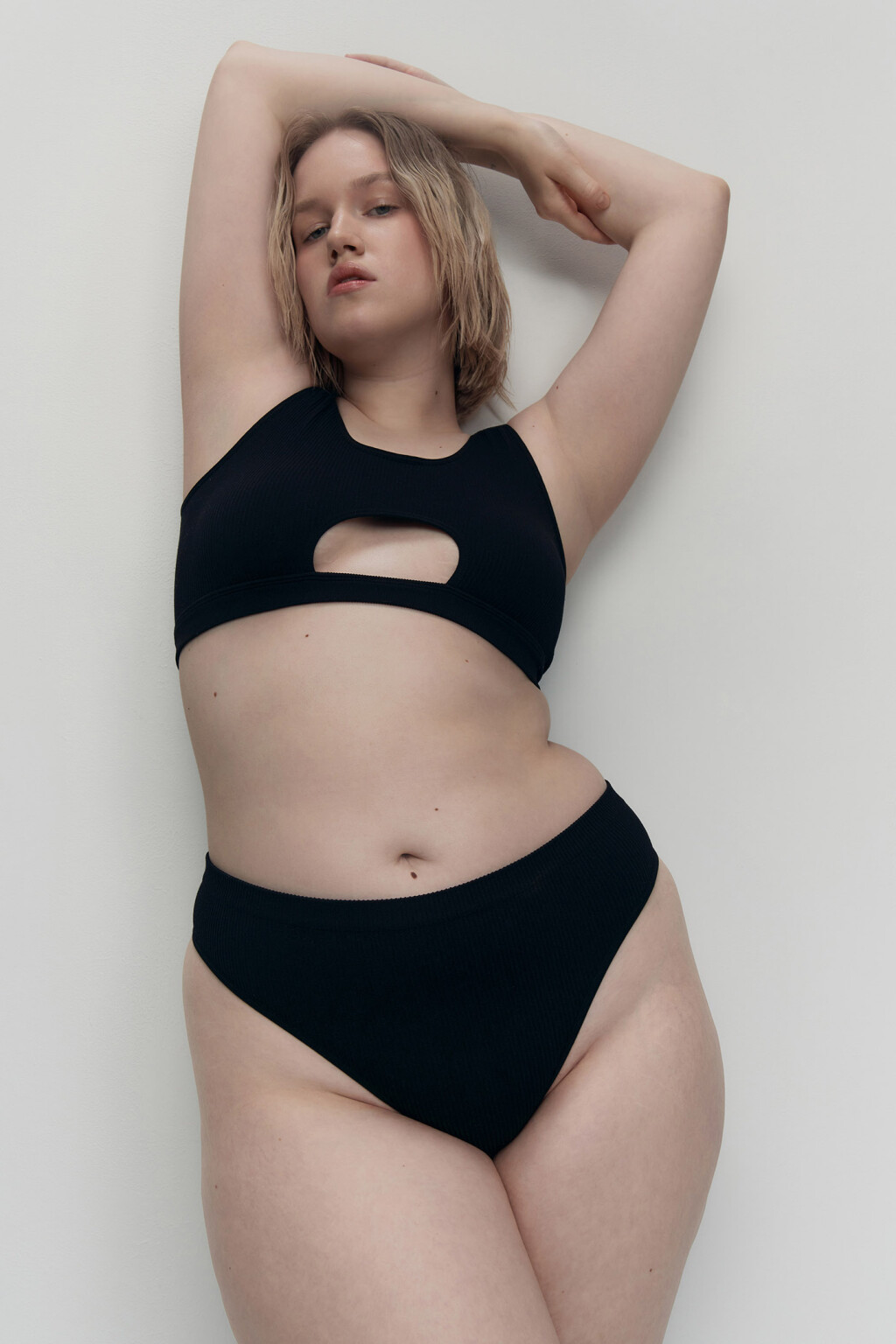 Трусики-стринги KENDALL бесшовные в рубчик - цвет черный - 4