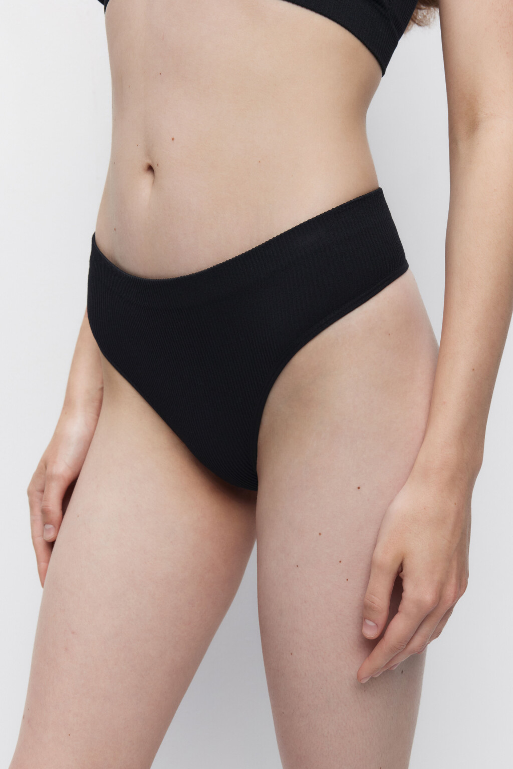 Трусики-стринги KENDALL бесшовные в рубчик - цвет черный - 1