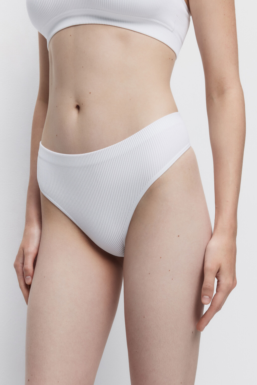 Трусики-стринги KENDALL бесшовные в рубчик - цвет белый - 1