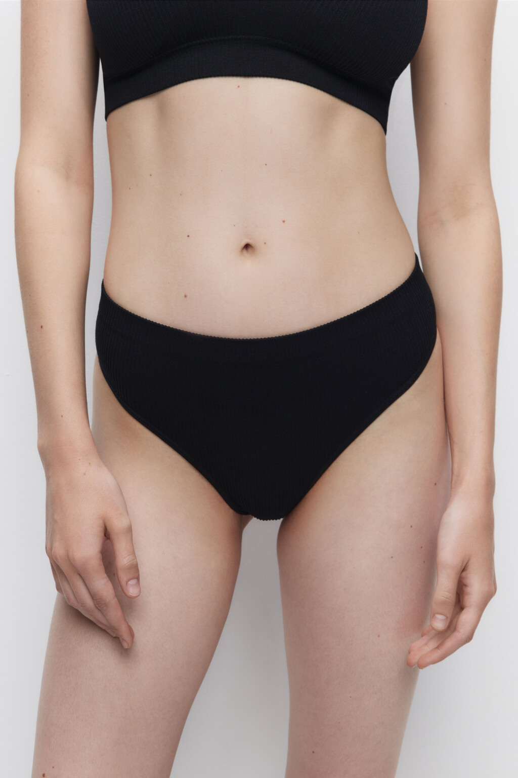 Трусики-стринги KENDALL бесшовные в рубчик - цвет черный - 1