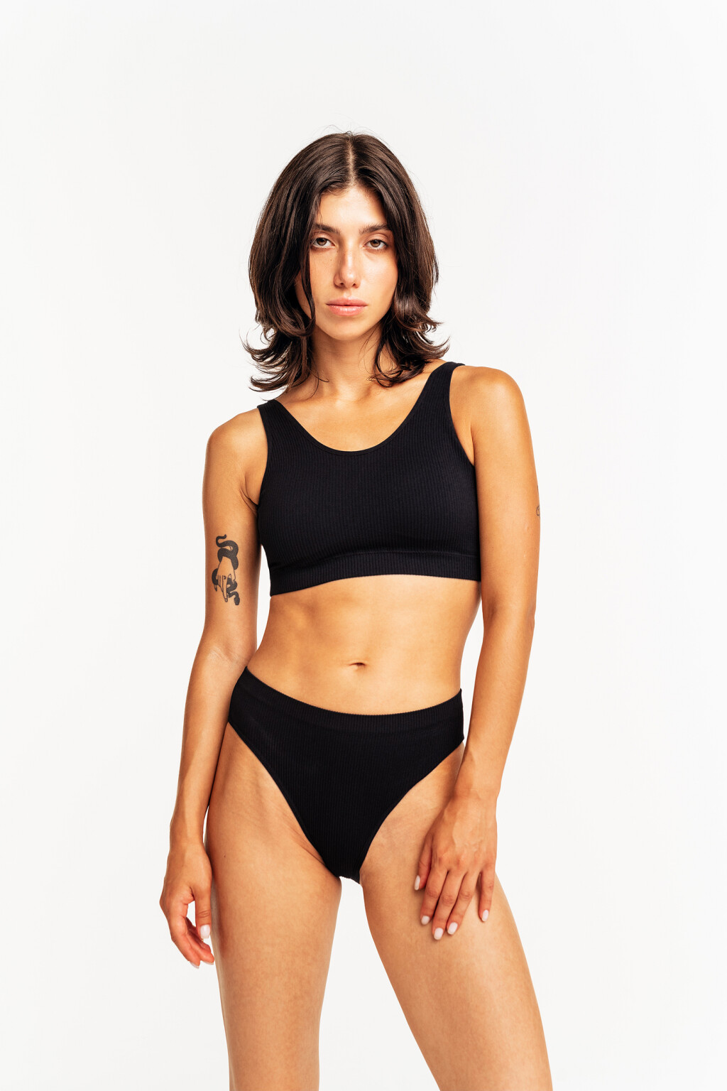 Бюстгальтер спортивный в рубчик - цвет черный - 1