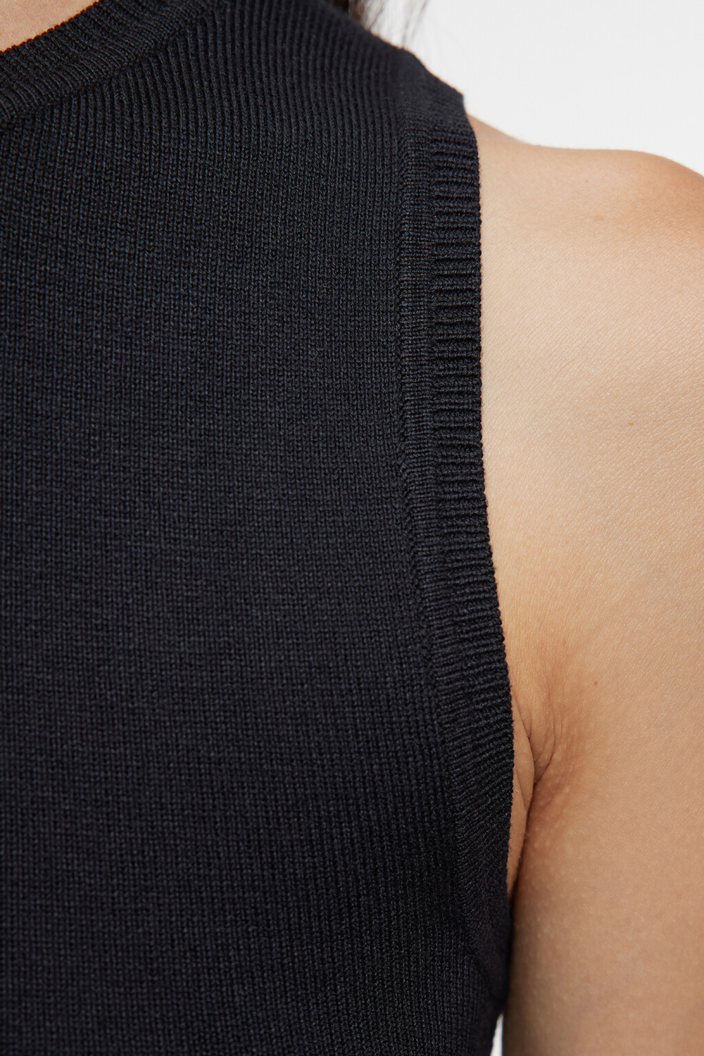 Топ-майка вискозный облегающий тонкой вязки - цвет черный - 6