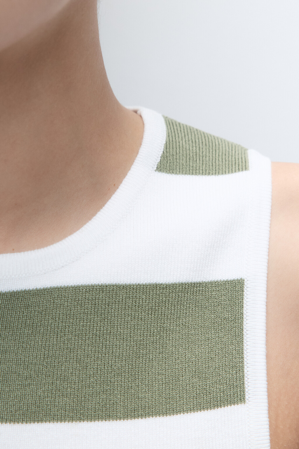 Топ-майка вискозный облегающий тонкой вязки - цвет зеленый - 6