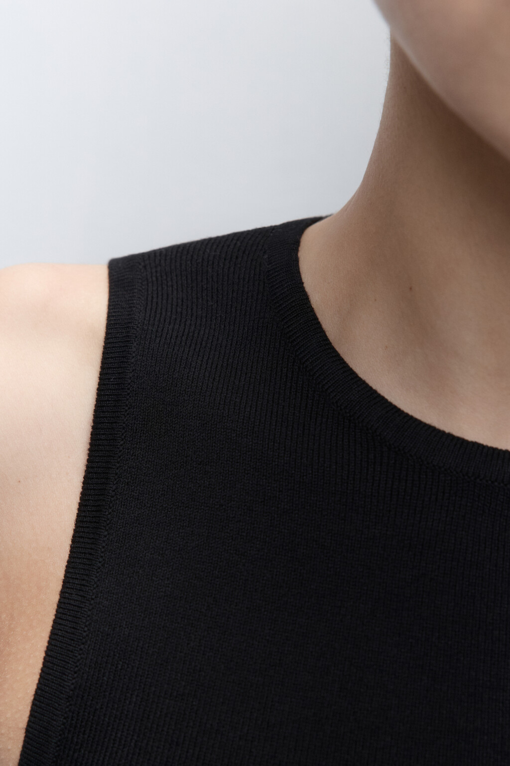 Топ-майка вискозный облегающий тонкой вязки - цвет черный - 7