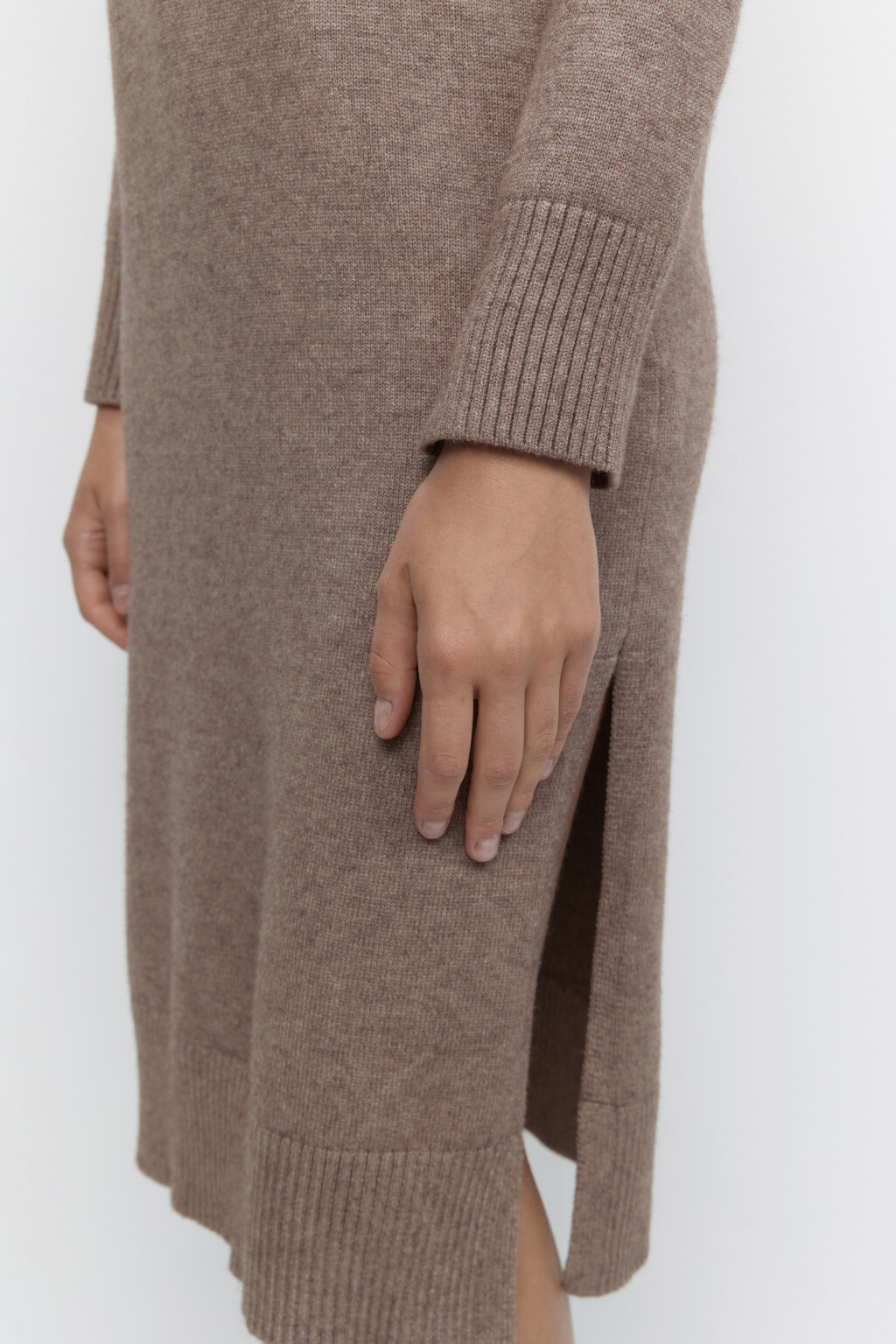 Платье-свитер KnitMidiDress вязаное с разрезом - цвет бежевый - 7