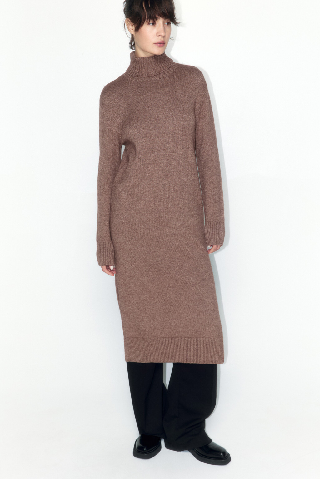 Платье-свитер миди вязаное свободное с разрезом - цвет бежевый - 1