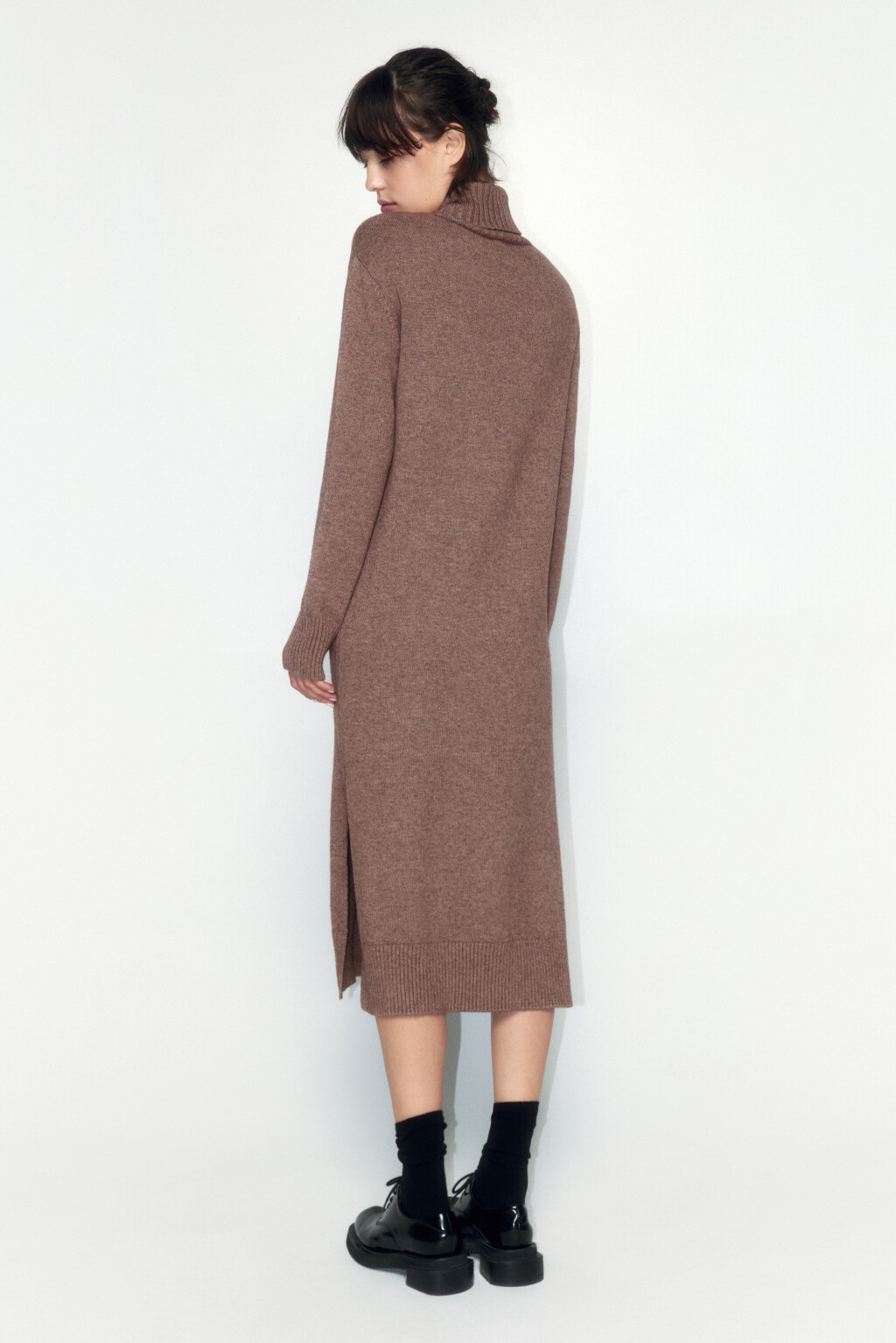 Платье-свитер миди вязаное свободное с разрезом - цвет бежевый - 4