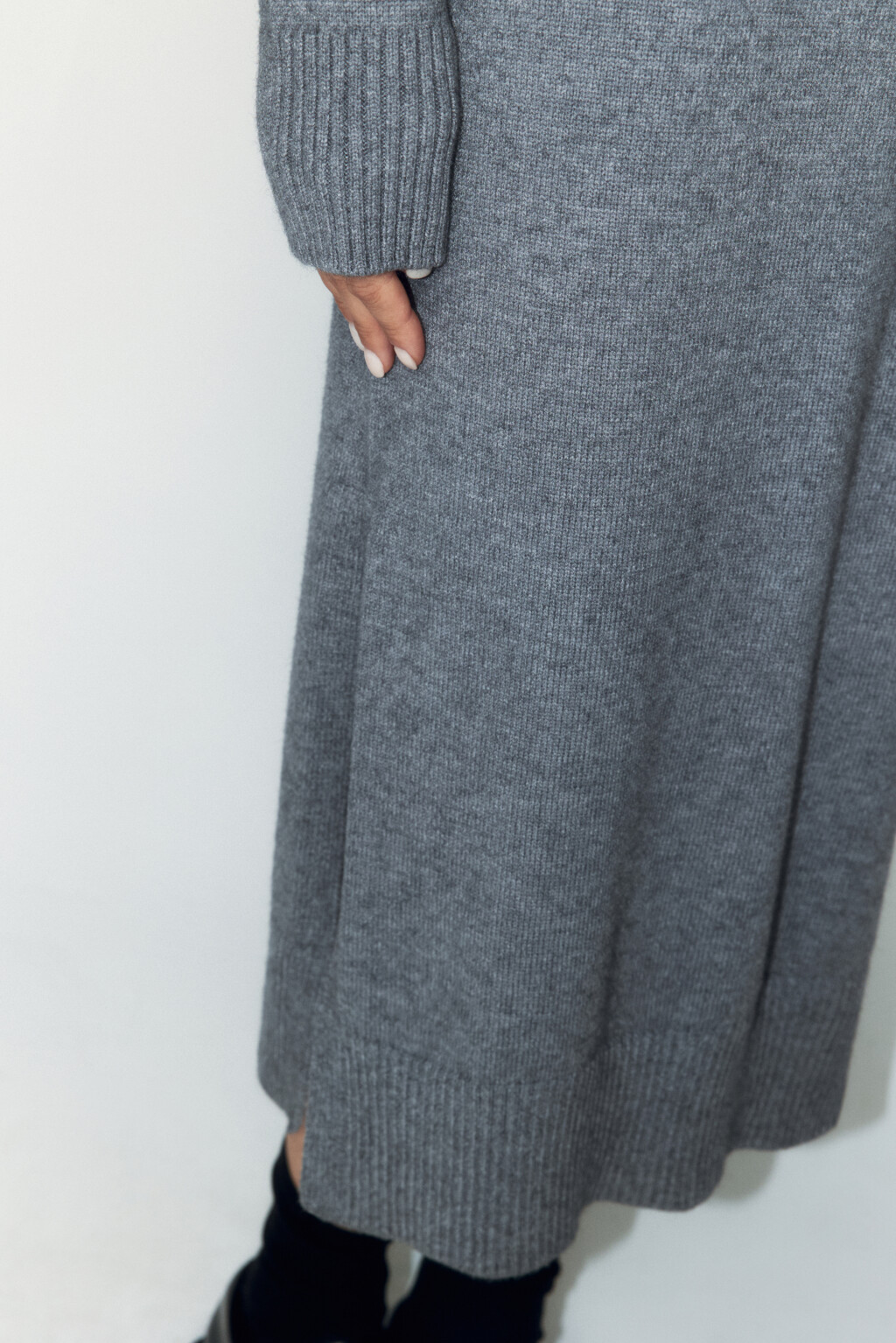 Платье-свитер миди вязаное свободное с разрезом - цвет серый - 7