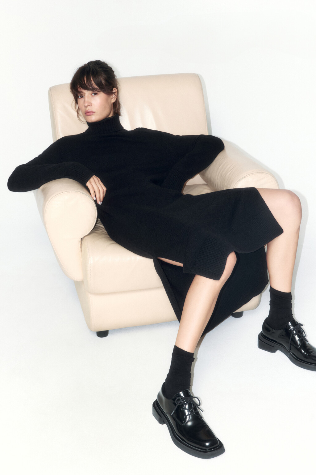 Платье-свитер миди вязаное свободное с разрезом - цвет черный - 1