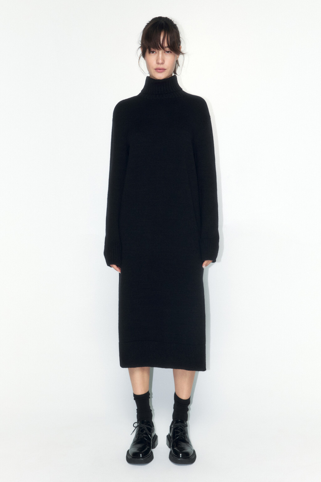 Платье-свитер миди вязаное свободное с разрезом - цвет черный - 2