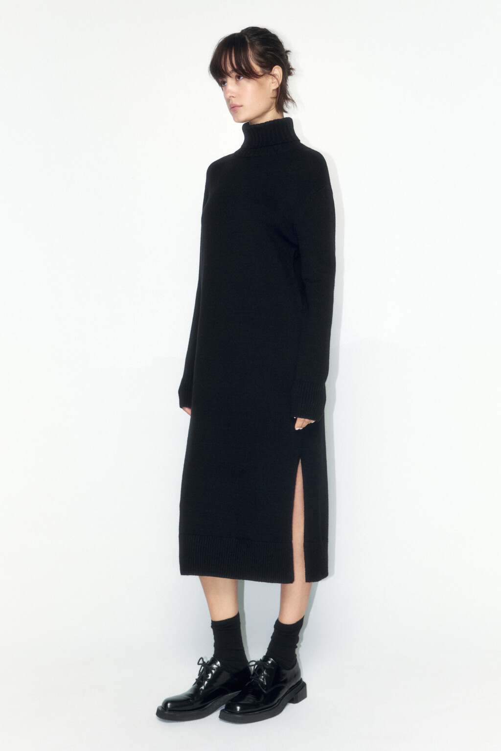 Платье-свитер миди вязаное свободное с разрезом - цвет черный - 3