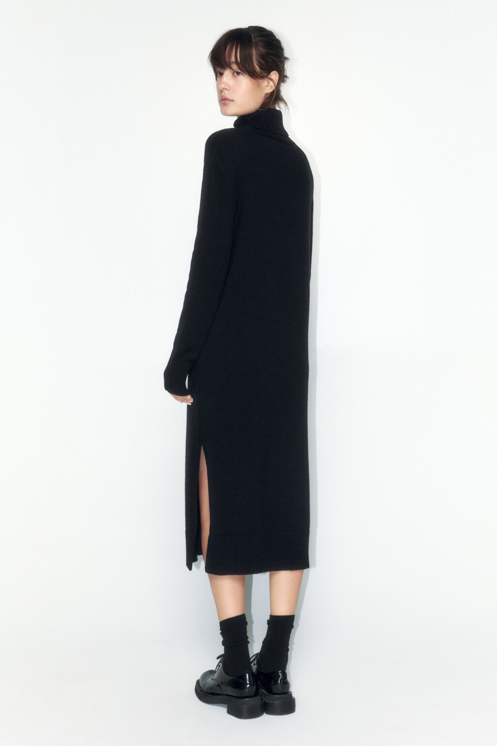 Платье-свитер миди вязаное свободное с разрезом - цвет черный - 4