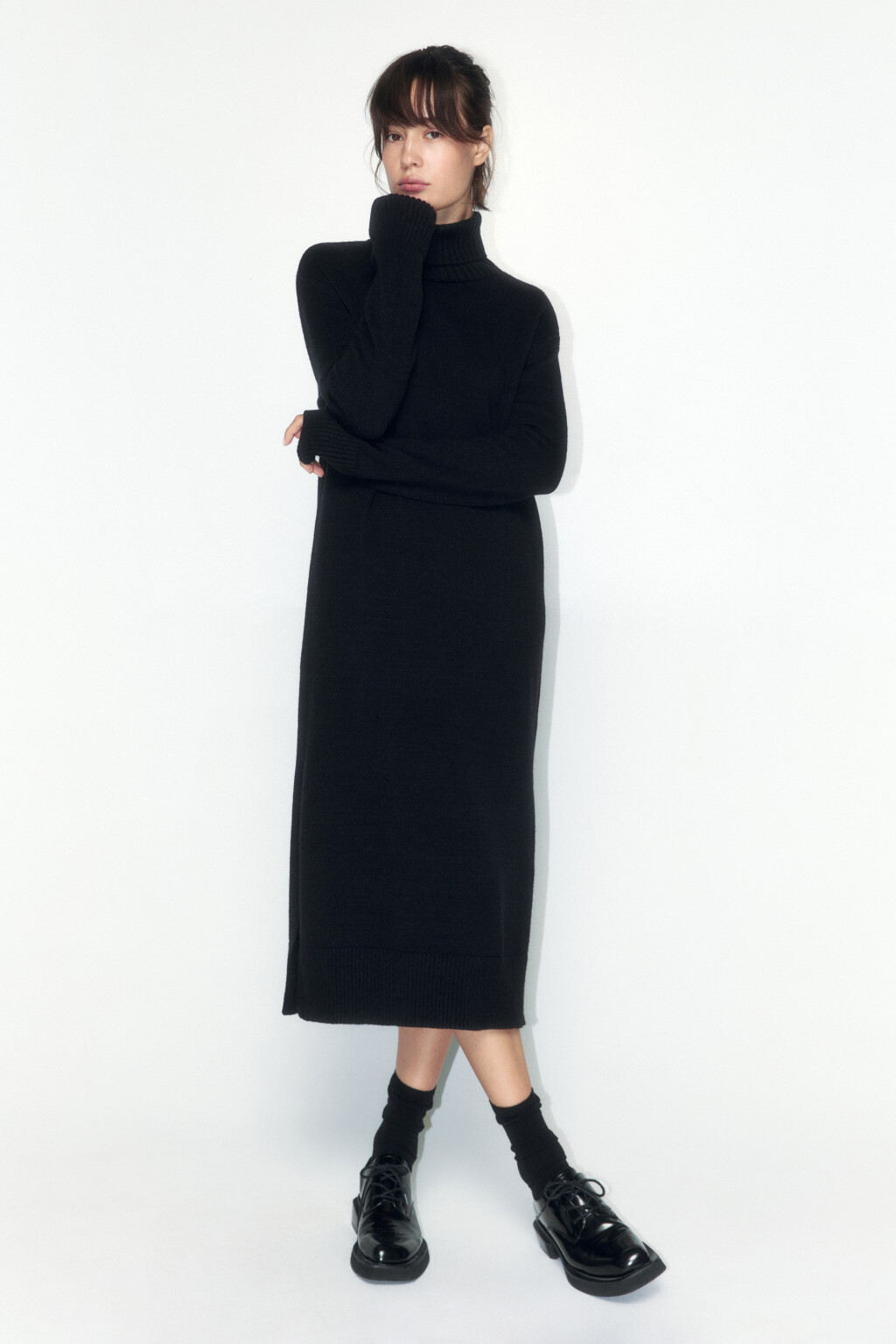 Платье-свитер миди вязаное свободное с разрезом - цвет черный - 5