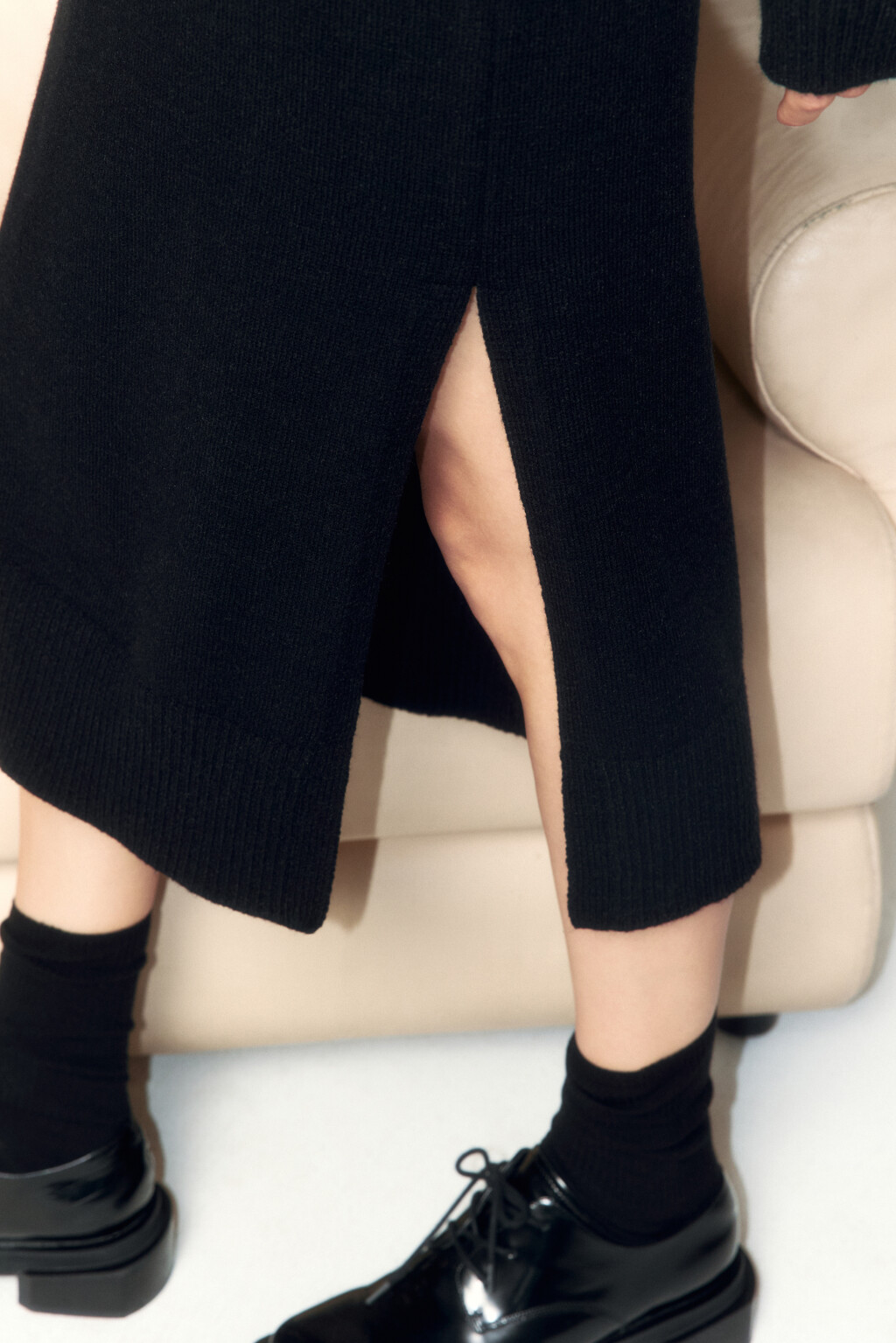 Платье-свитер миди вязаное свободное с разрезом - цвет черный - 7