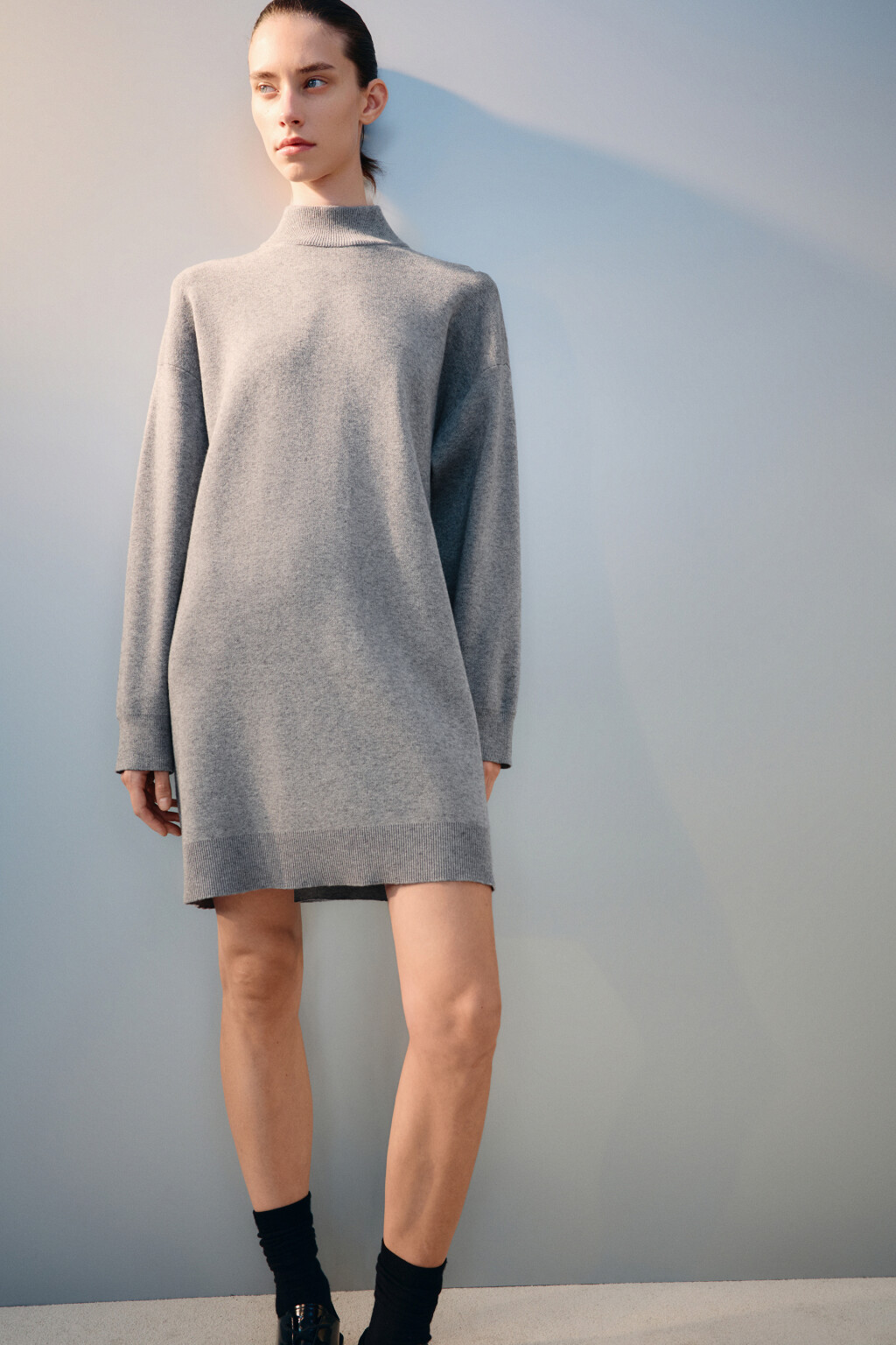 Платье мини вязаное с воротником-стойкой - цвет серый - 1