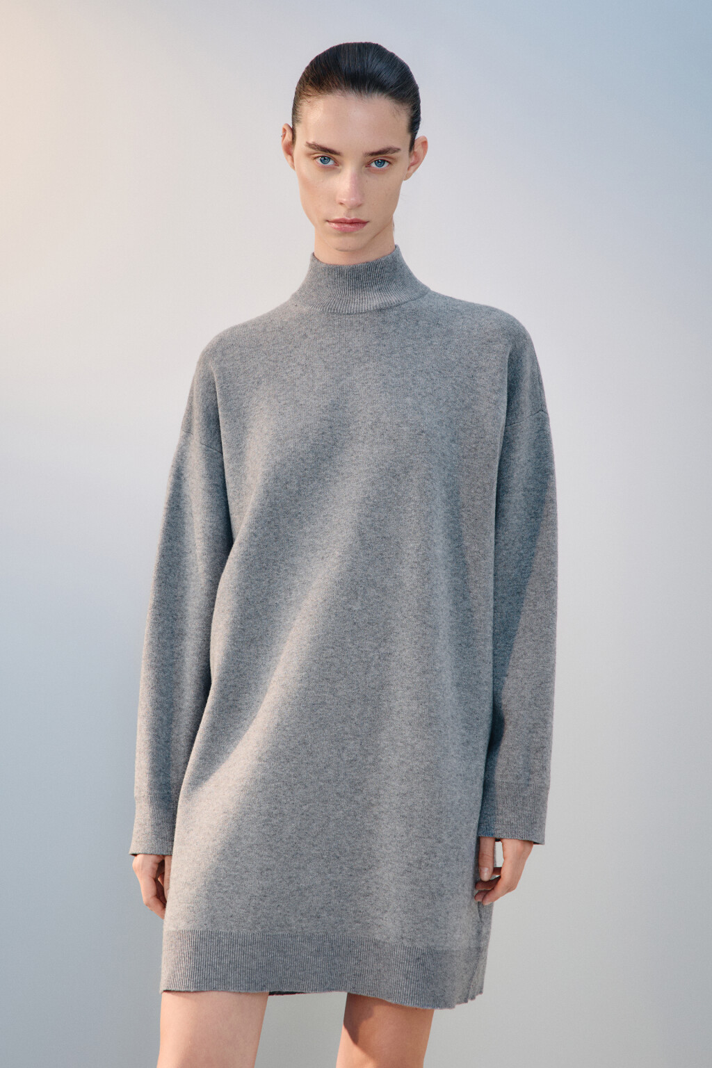 Платье мини вязаное с воротником-стойкой - цвет серый - 2