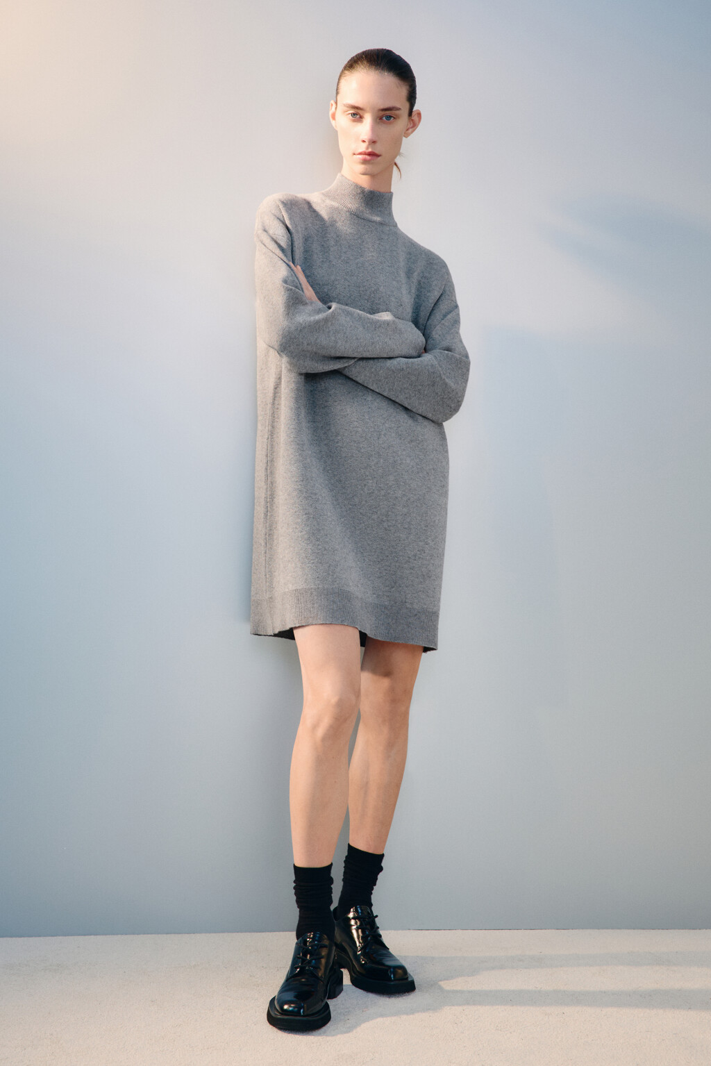Платье мини вязаное с воротником-стойкой - цвет серый - 4