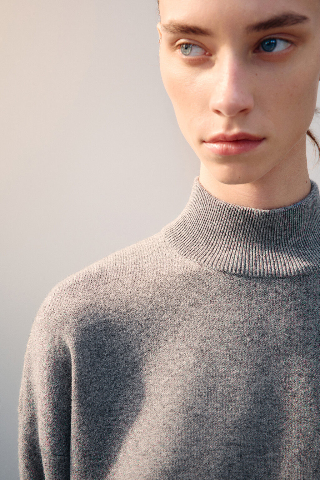 Платье мини вязаное с воротником-стойкой - цвет серый - 5