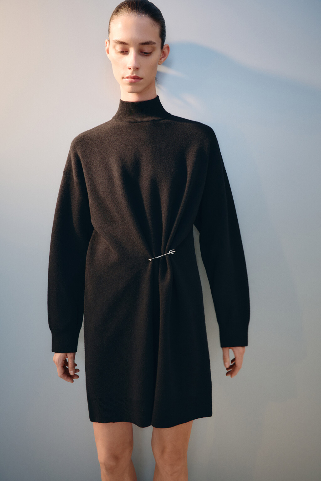 Платье мини вязаное с воротником-стойкой - цвет черный - 1