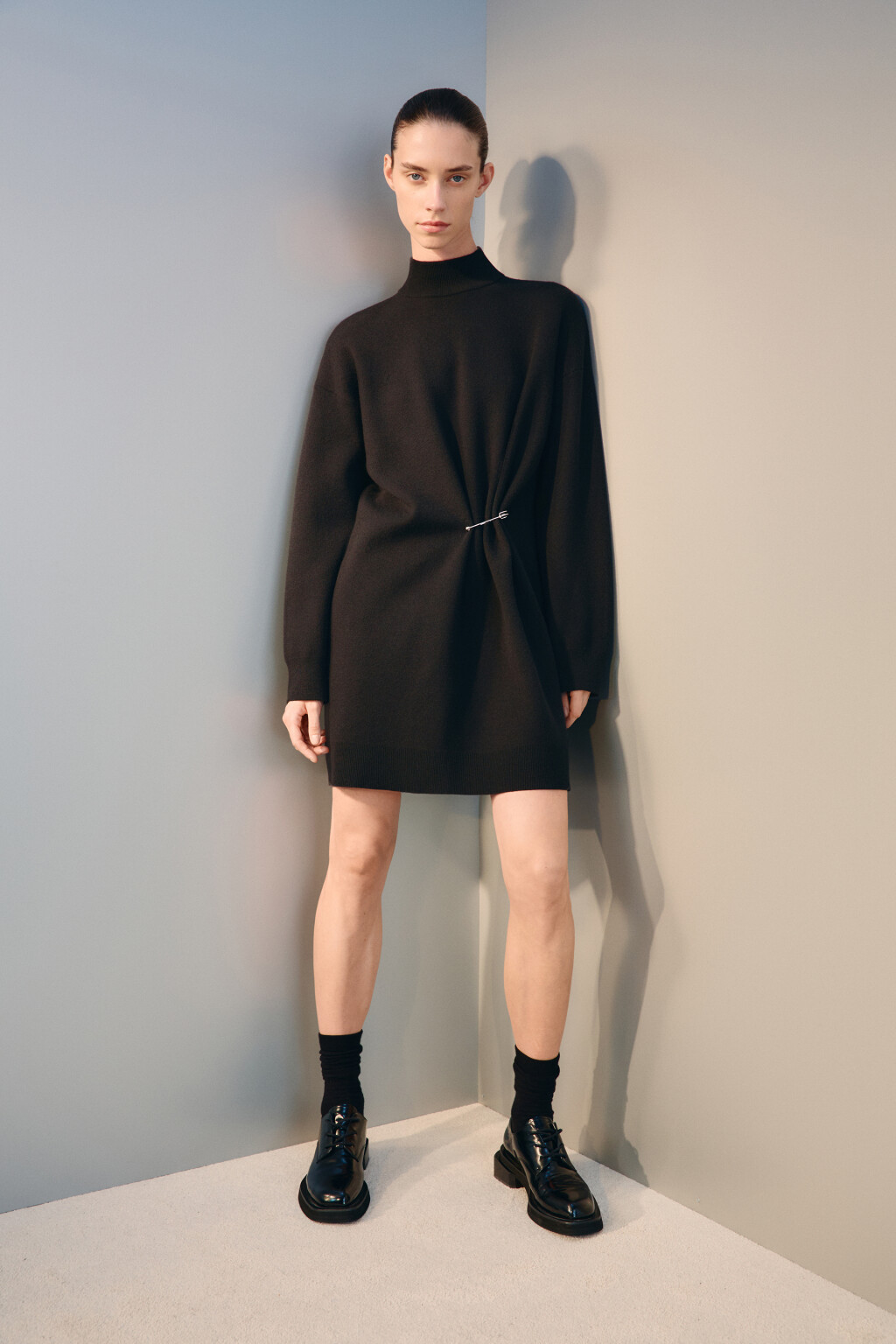 Платье мини вязаное с воротником-стойкой - цвет черный - 2