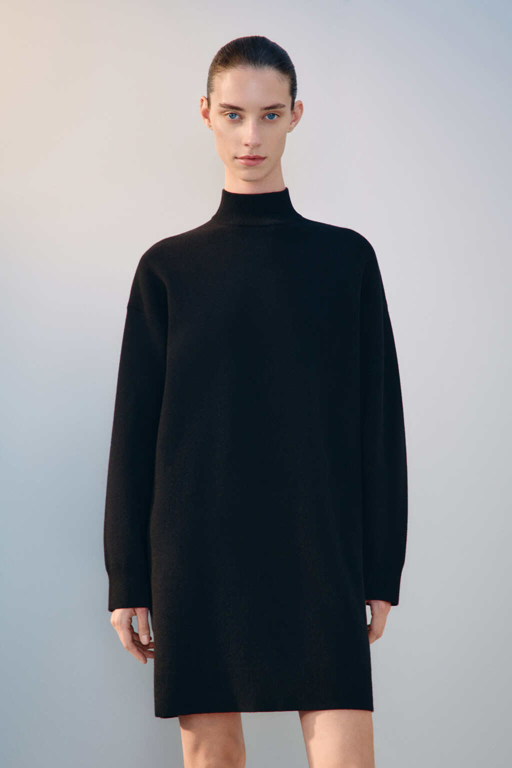 Платье мини вязаное с воротником-стойкой - цвет черный - 3