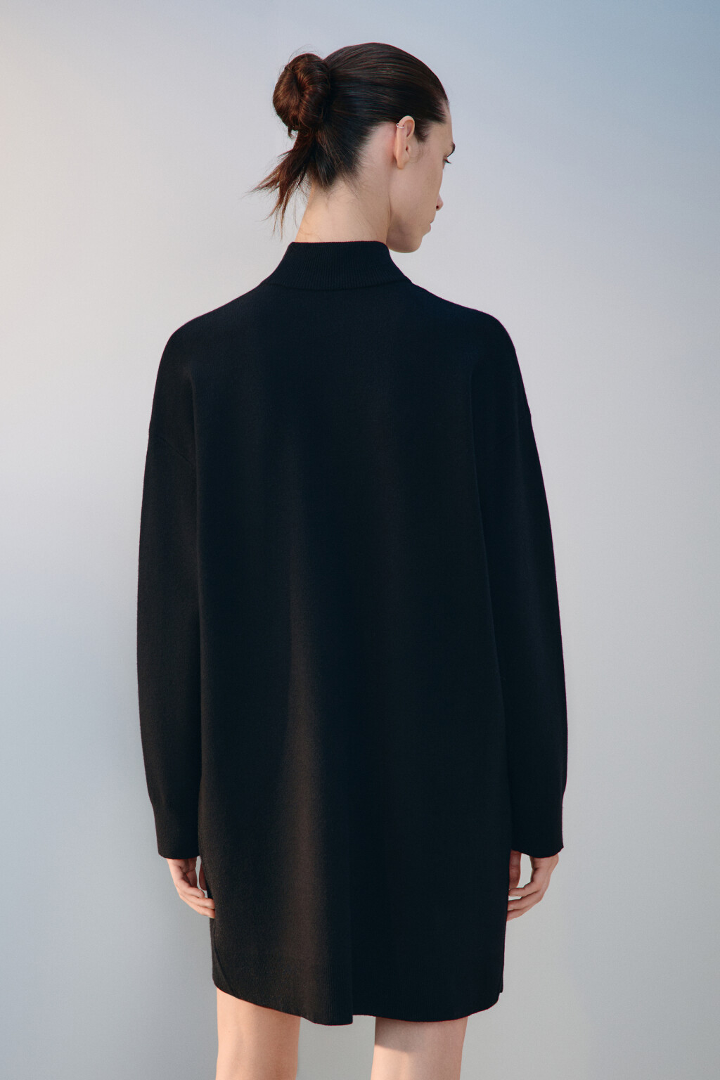 Платье мини вязаное с воротником-стойкой - цвет черный - 4