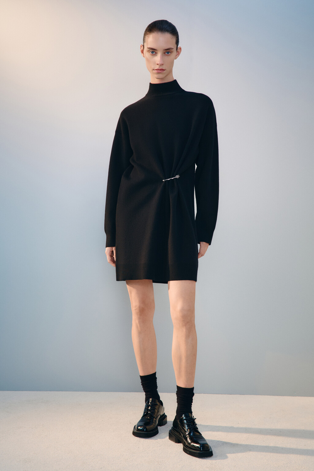Платье мини вязаное с воротником-стойкой - цвет черный - 5