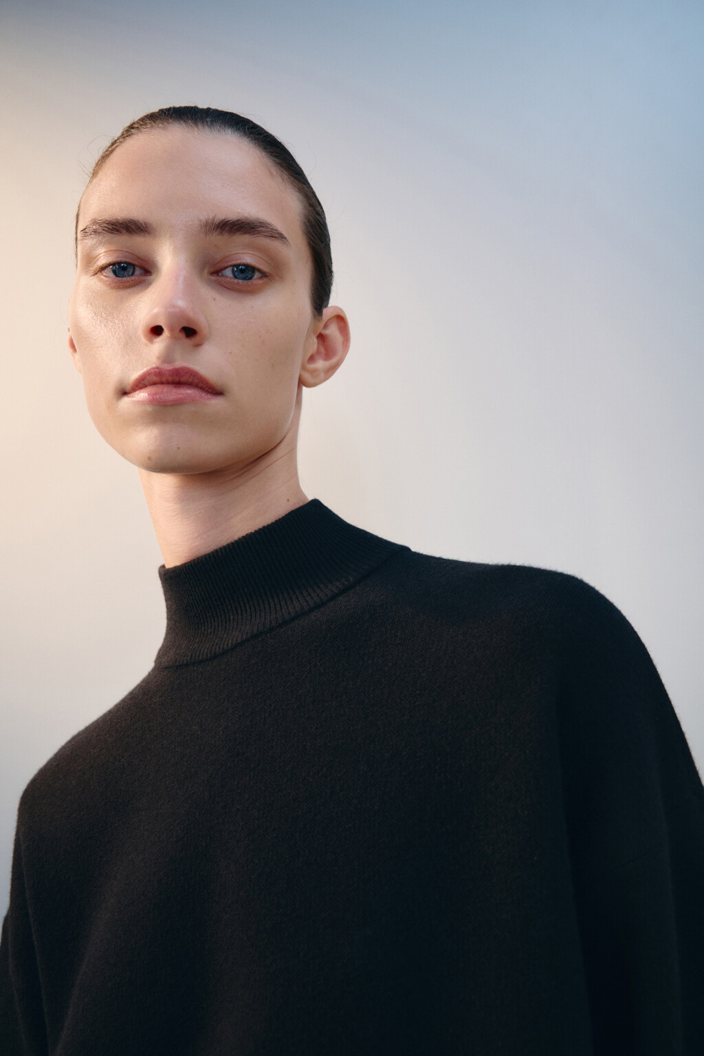 Платье мини вязаное с воротником-стойкой - цвет черный - 6